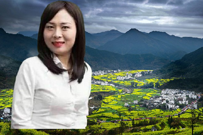 远处张灯结彩，河面上还有好几条龙舟在游行，十分热闹