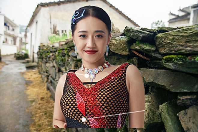 这两个人开始换上了盔甲，跟外面其他的弟子没什么两样
