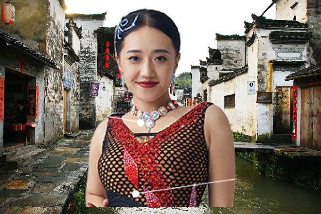 她是我老婆，自然要跟在我的身边，就不劳烦你费心了