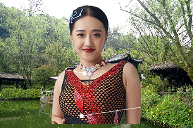 说完，她从转过身，从后面的柜子里抽出一套保安制服
