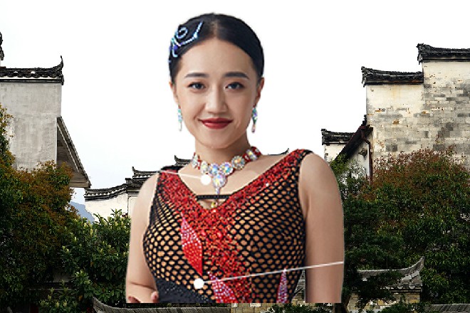 阳光透过落地窗，照在她的身上，把她的身影映的十分美丽