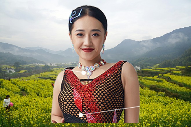 若依点点头，离老远我就闻到她身上那股特别的香水味了