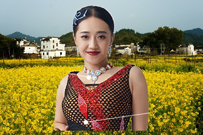 龟哥忽然又拎起刚才掉在地上的砍刀，向着红色妖姬就冲了过来