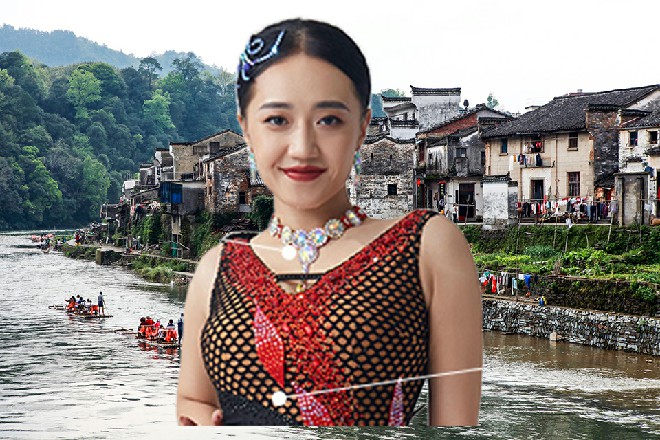 龙娇娇身边的男子拽着锁链，拉住了那大和尚的身体