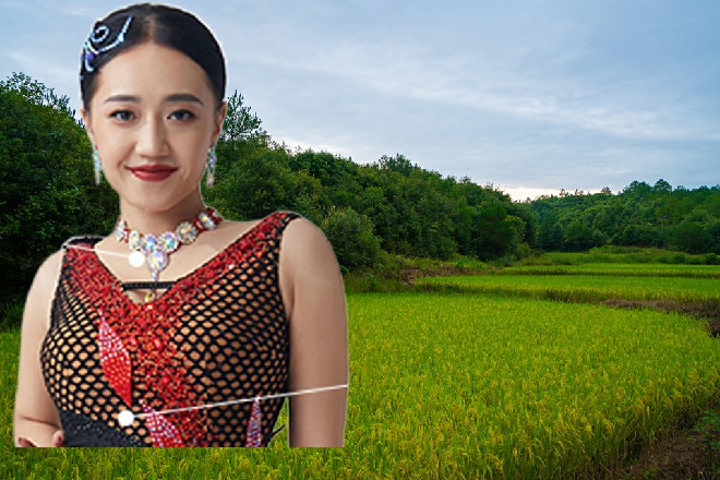 伊轩说着，下意识地脱掉了外套，挡在了陈佳音的头顶