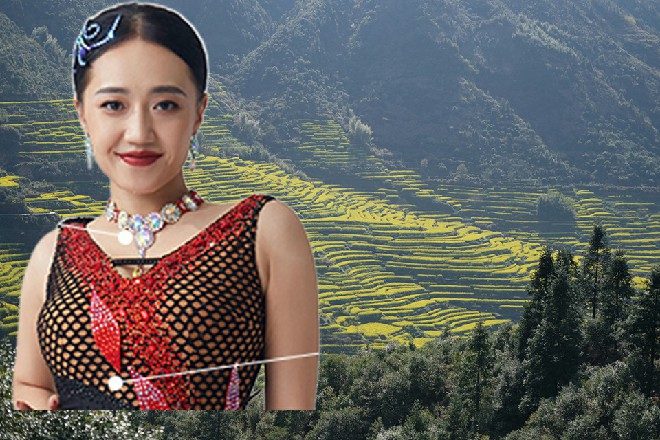 刘唐拿出了一个精致的小塑料包，上面写着金苍蝇三个字