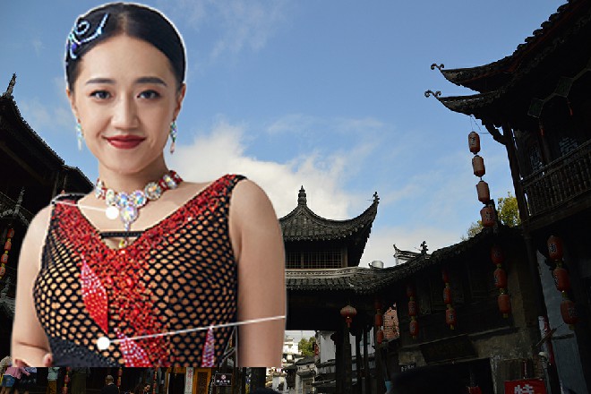若依放弃了，他身体在空中旋转了几下，避开了几道剑气