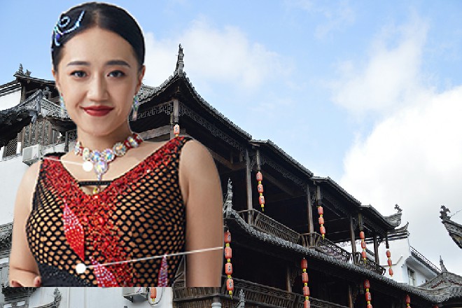 红色妖姬一只手忽然抓在了这斧子的斧背上，让王庄吃了一惊