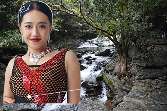 苗甜盯着面前这个年轻漂亮的小姑娘，眼神里竟然有点敌意