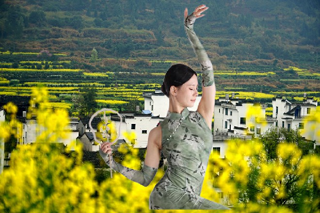 船夫心里也松了口气，能有这样的美女同船，他自然乐得开心