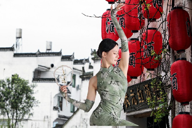阿弥陀佛，秦施主，去了这么久，你是抽了跟雪茄么