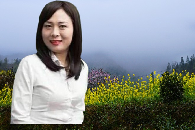 说完，她从转过身，从后面的柜子里抽出一套保安制服