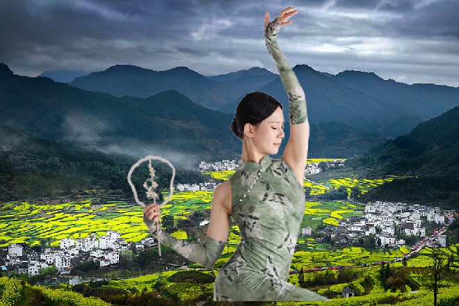 现在的陈佳音完全没有女明星的气质，反而显得楚楚可怜
