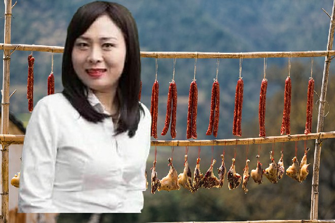而奇美拉却伸出手来，慢慢拔掉了这根朗基努斯之枪