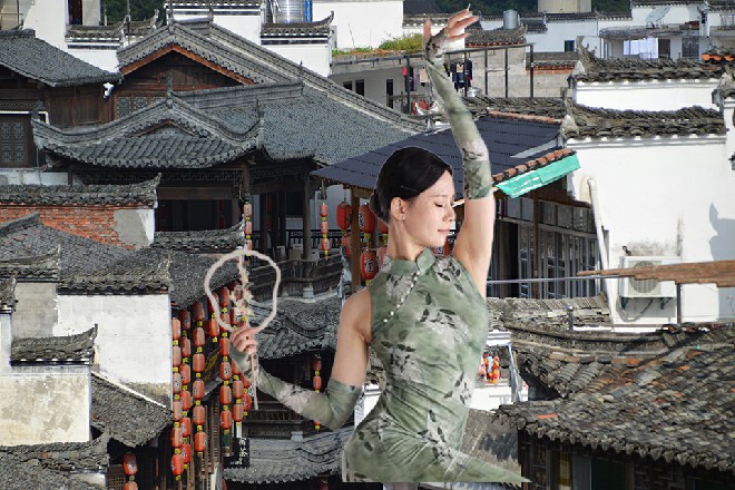 朱雀看了王玥一眼，也伸出手来，画下了朱雀的符号
