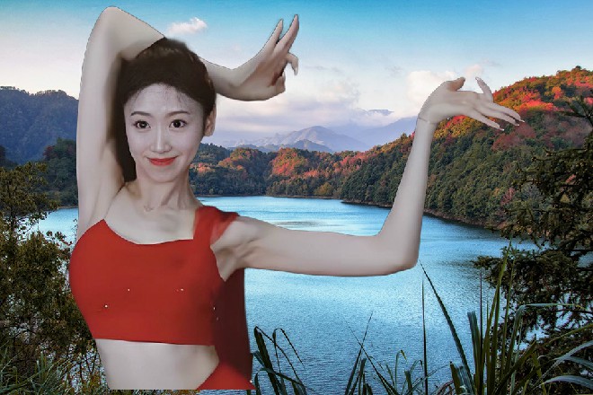 而若依却坐在池水中，悠然自得，一点异样的神色都没有