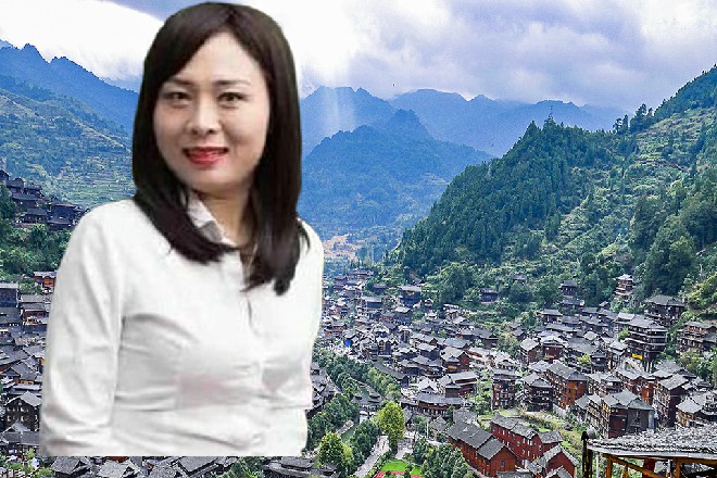 苏曼s翻开旅行箱，从里面抽出一件黑色的特战衣，穿在了身上