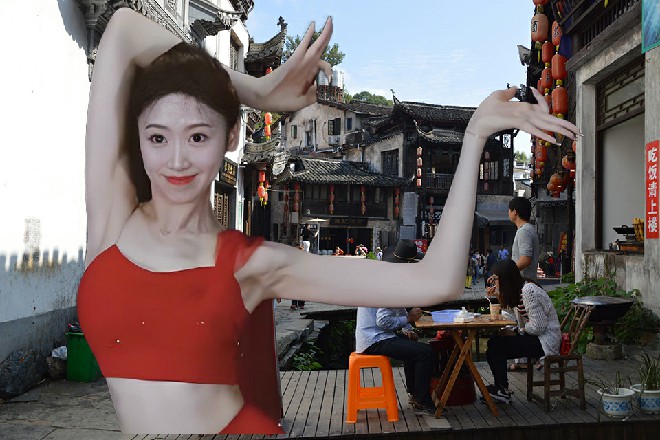 而旁边的保镖也有了动作，迅速上前要制服那疯狂的粉丝