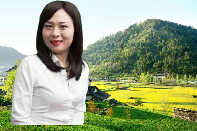 容小薰正要摘掉口罩，表明自己的身份，却被苏曼s拉了一下