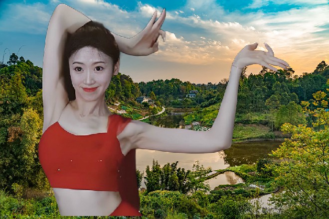 她抱着沙发垫子，脑袋靠在上面，发丝垂了下来，散落在身前