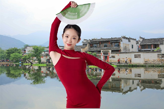 他只能撑开自己的金身，看着那锤子向着他砸了下来