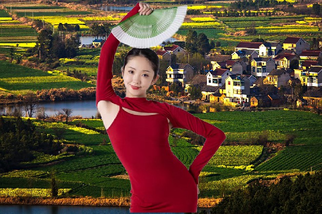 卖烤肠的小车哪里经得起这样的冲击，直接被撞得粉碎