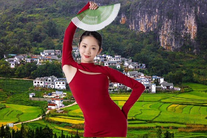 他脚下开始轻轻左右跳，若依看的明白，这是拳击的步伐