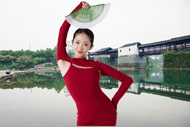 苏曼s笑呵呵地说道：真正想吓退人，起码，要有这样的气势