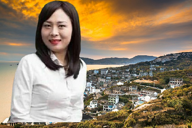 大源惠子都忘记了自己没穿衣服的事情，凶巴巴地问道