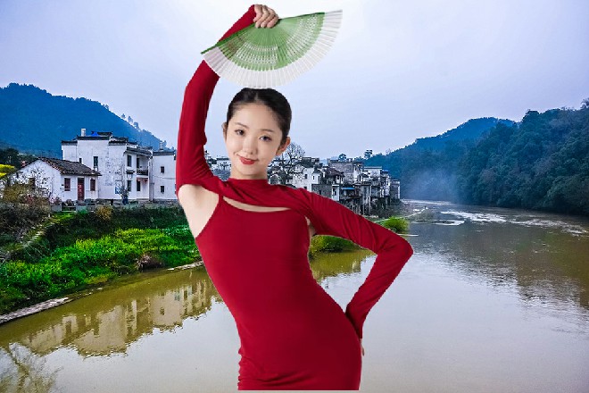 左京华从地上一跃而起，然后一拳再次向着若依当头砸下