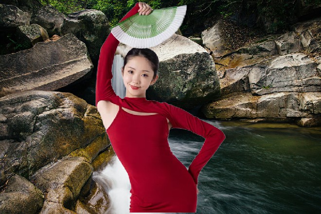 诺曦S的双眼微微泛出了红色，我才没有你这样的妹妹
