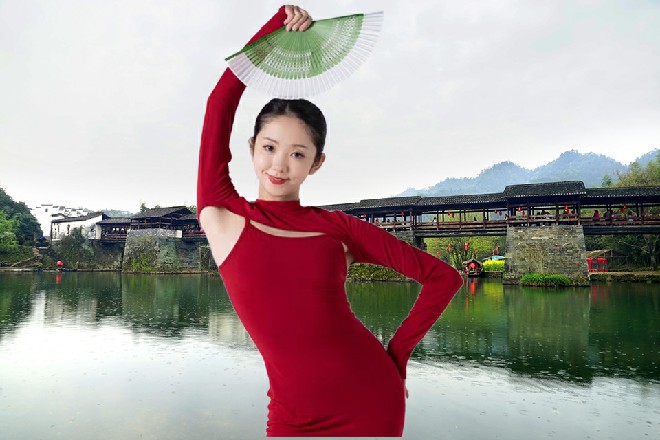 青梅一伸手，把旁边侍卫身上的佩剑摘了下来，丢给了红色妖姬