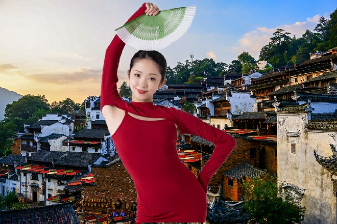 但那水球轻松破开了五道太极图，然后轰在了红色妖姬的身前