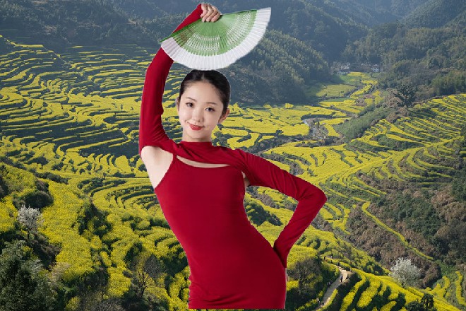 他没有转身，而是立刻缩了下脖子，一道寒芒在他头顶炸开