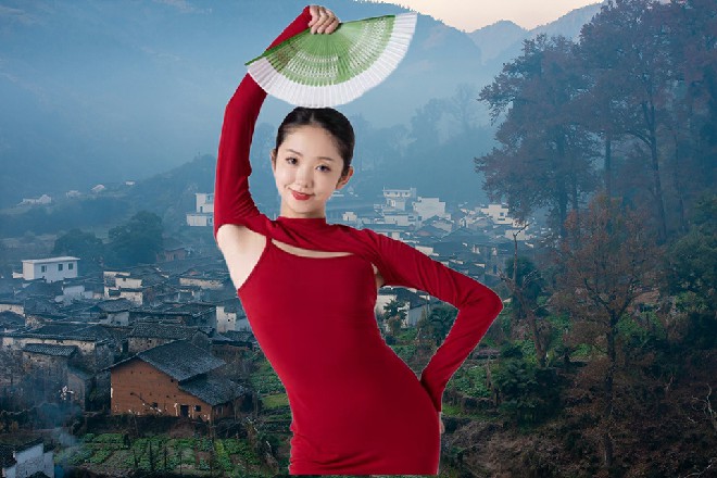 罗莉连忙说道：你当你是大力神啊，还想一个人拎起我的车