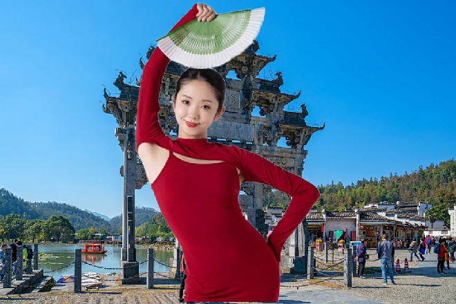 蓝水心因为身上湿漉漉的，冻得不行，恨得咬牙切齿