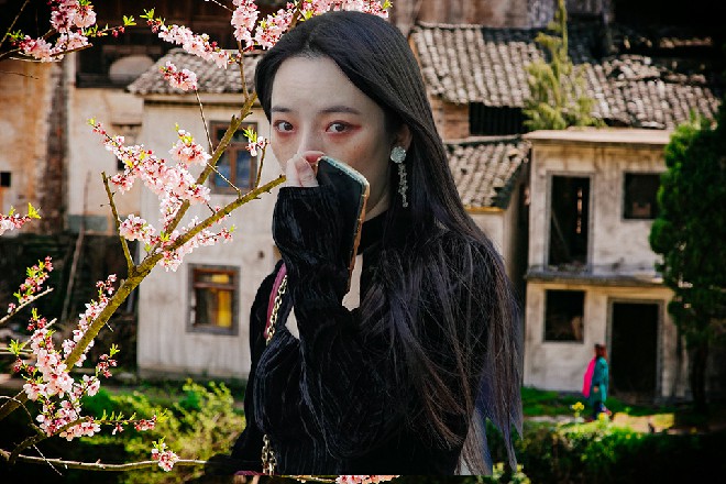 大毛手里攥着一大把出租车的发票，笑嘻嘻地对若依说道