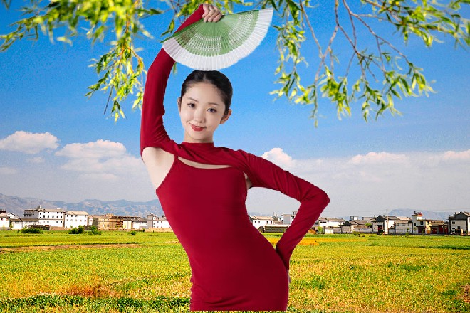 说着，他扯掉了胳膊上缠绕的绷带，露出一排排奇怪的纹印
