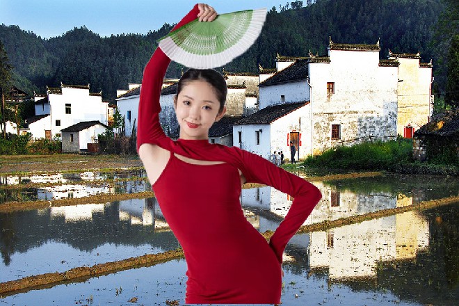 若依回身一掌，扣住了爱因斯坦的脚腕，同时有些惊讶