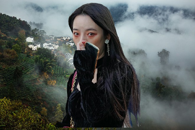 若依又一次弹开了她的攻击，然后直接吻在了她的唇上