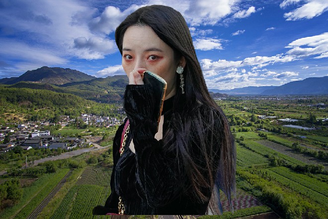 她的背后长着一条尖细的黑色尾巴，象征着她的身份
