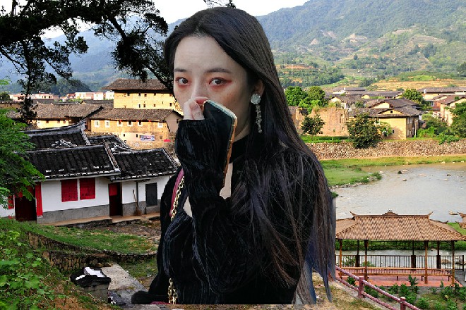 水华在这个骗子的带领下，东拐西拐地，不知道走了多远