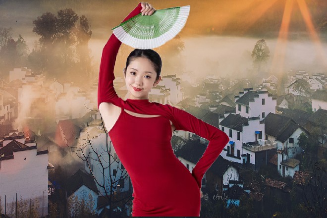 这雷忍反应也很敏捷，直接一转身，打出了一道雷球来