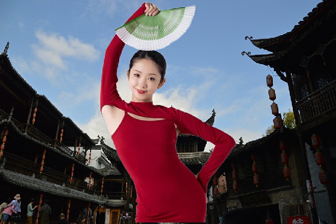 若依真想把这丫头压在床上，让她知道男人是多么的强势