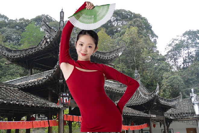 他双手张开，重新握成拳头，接着口中念出一个禁忌招式