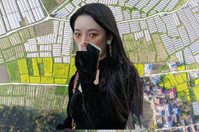 艾米利亚只是轻轻伸出两根手指，就夹住了镜的镰刀