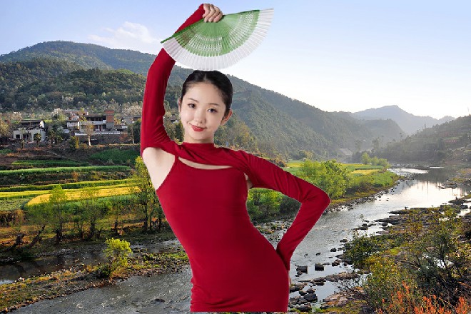 苏曼s往前走了一步，把那五四手枪的枪口塞进了李水水的嘴里