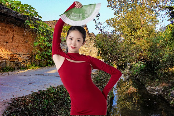 远处张灯结彩，河面上还有好几条龙舟在游行，十分热闹