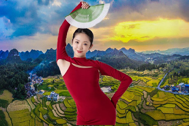 一团黑色的圆球再次出现在红色妖姬面前，静静地漂浮在那里