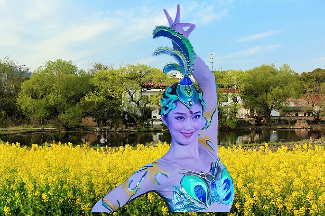 他正要站起来，身后却出现了一双手，轻轻按住了他的肩膀